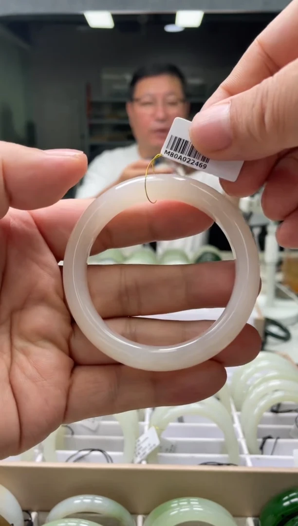 【闪购商品】和田玉手镯未镶嵌编码 2469圈口55-56