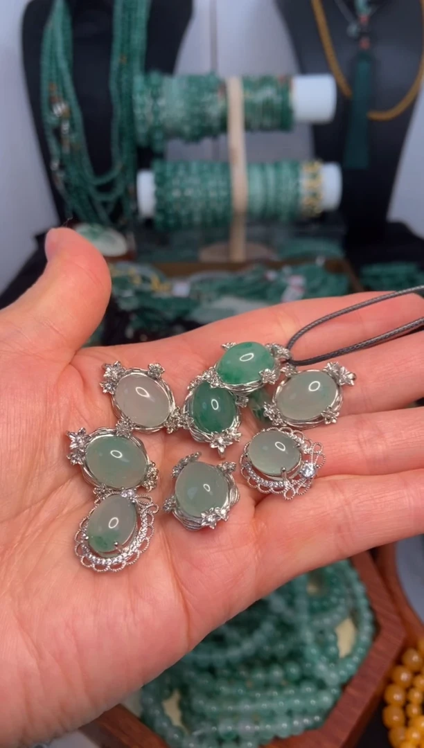 颈饰未镶嵌石英质玉（非洲翠）挂坠配绳