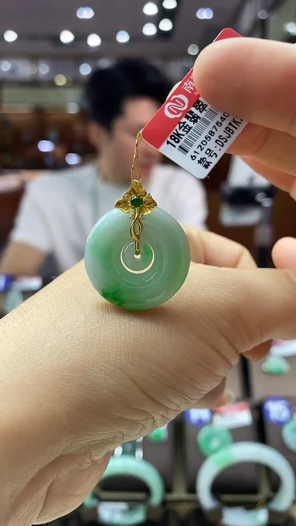 颈饰18K金镶嵌翡翠平安扣