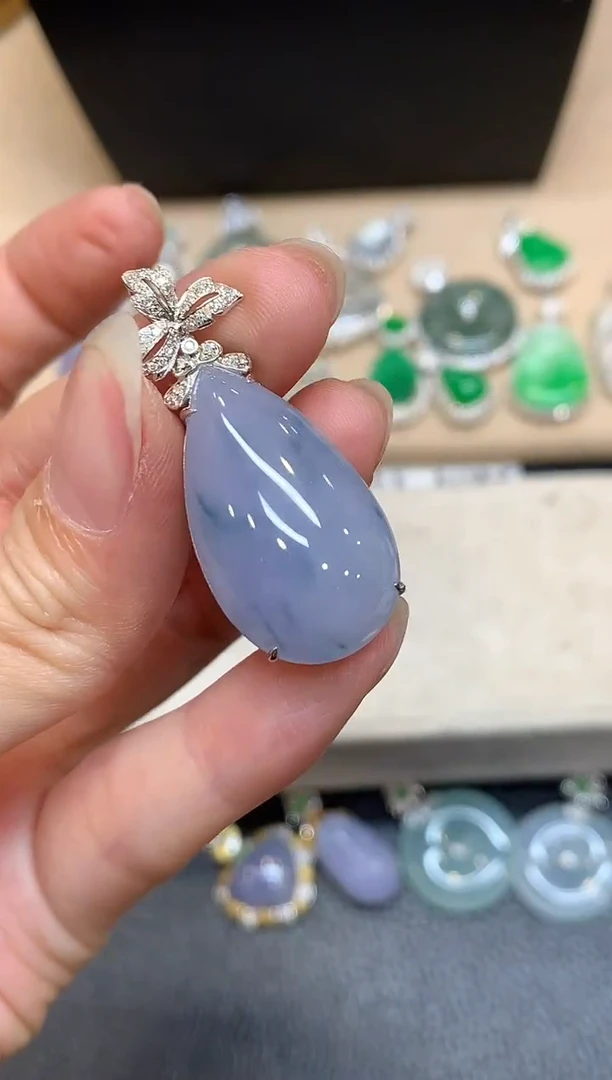 颈饰18K金镶嵌翡翠水滴【无服务费