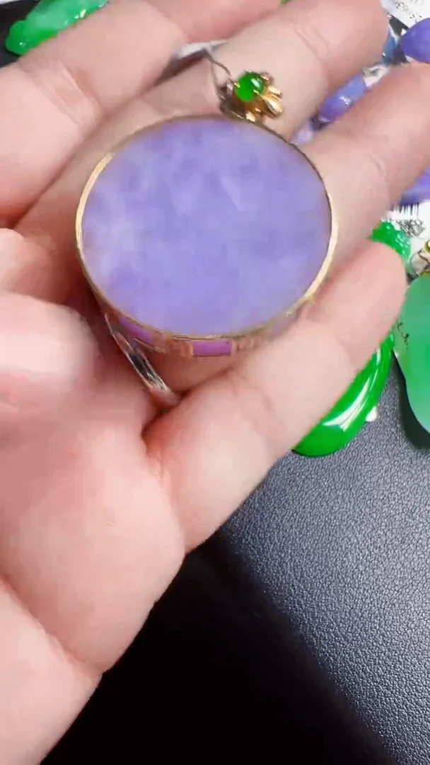 颈饰18K金镶嵌翡翠圆牌