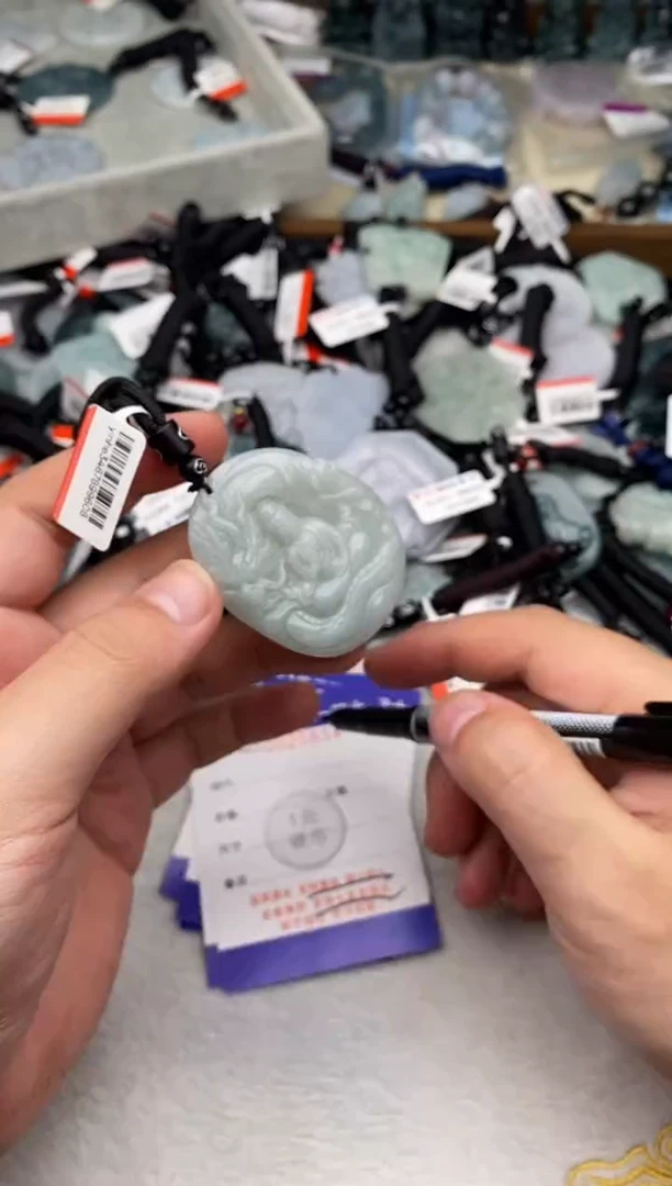翡翠未镶嵌颈饰 多样性发其一