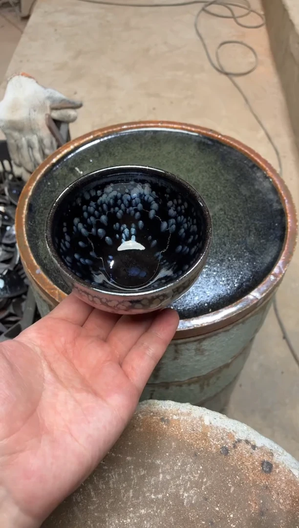 茶盏黑底银斑将军