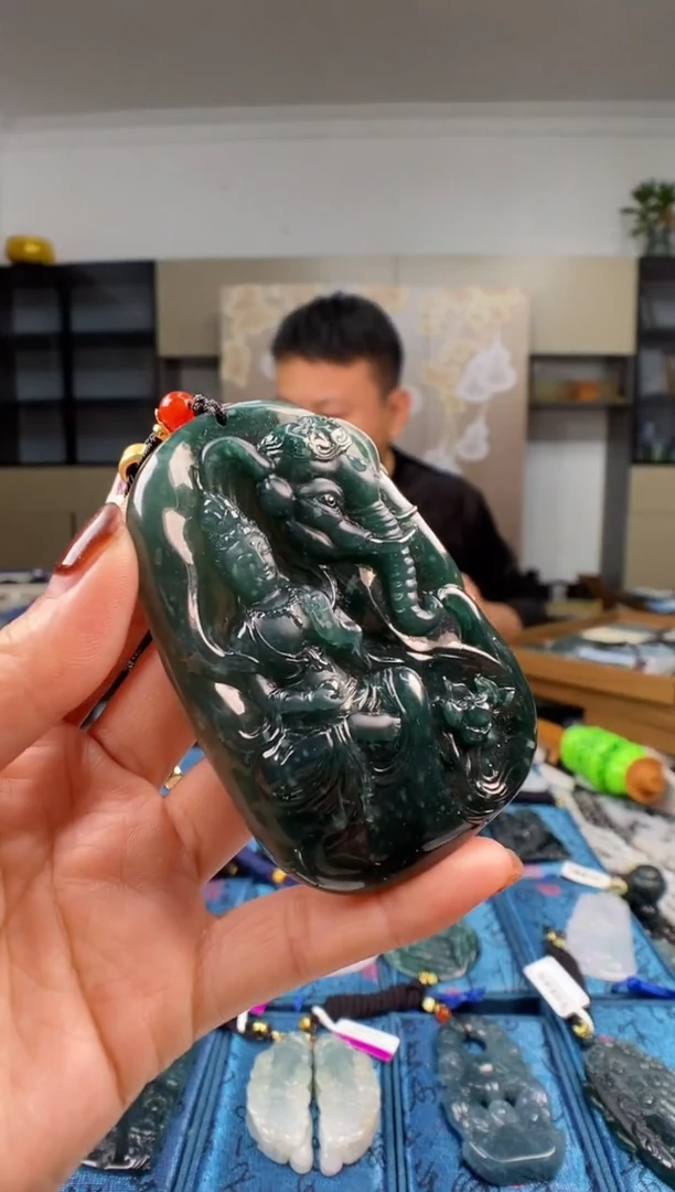 颈饰未镶嵌翡翠 多样性发其一