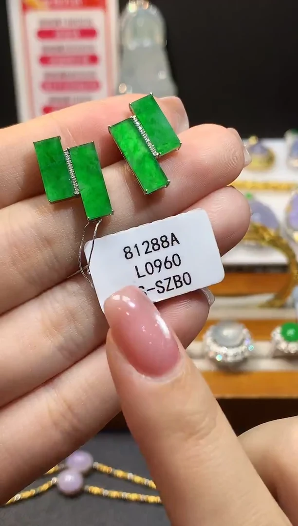 18K金镶嵌翡翠耳饰多样性发其一