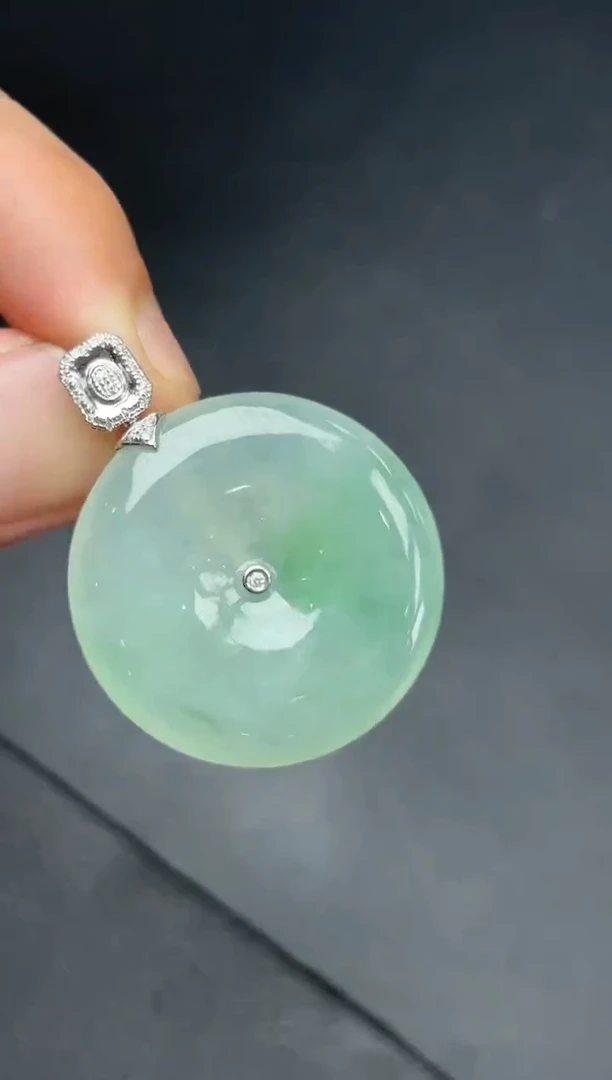 18K金镶嵌挂件翡翠平安扣