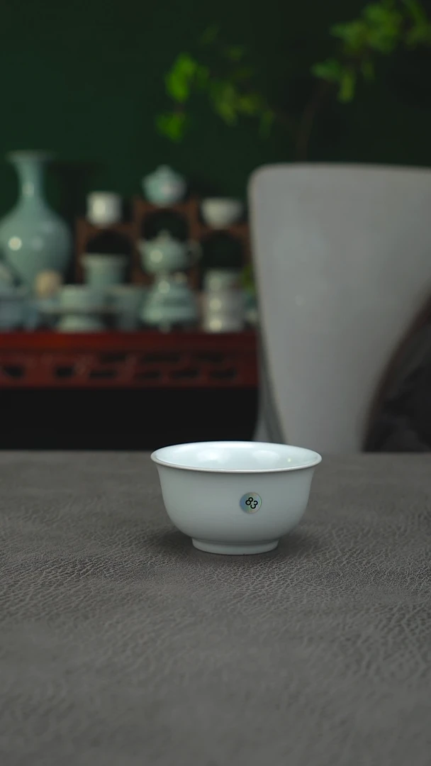 月白釉83号压手杯大瑕简包-二