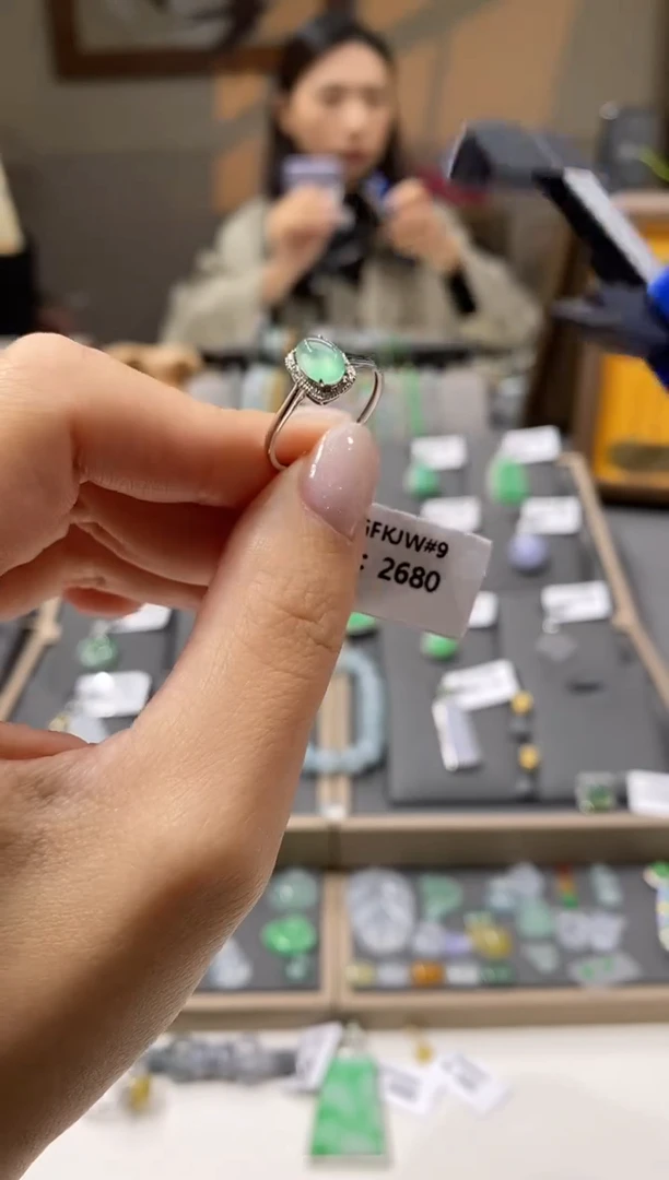 颈饰18K金镶嵌翡翠戒指