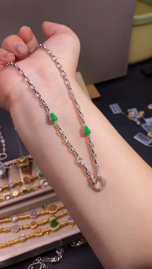 颈饰18K金镶嵌翡翠项链