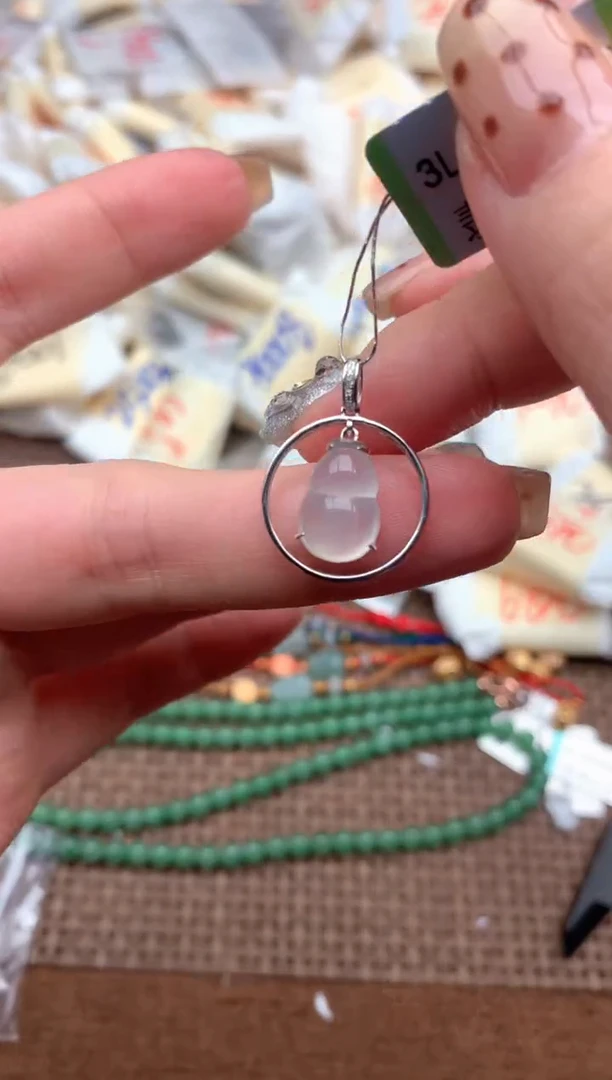 18K金镶嵌挂件翡翠1