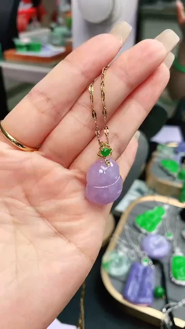 颈饰18K金镶嵌翡翠赠礼盒证书