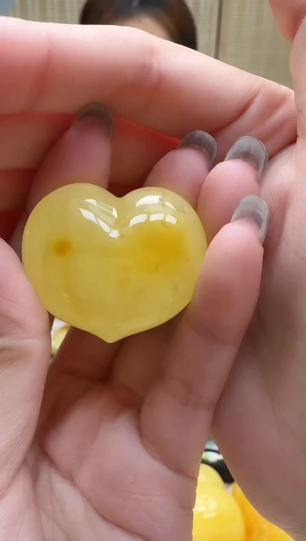 未镶嵌琥珀裸石如图