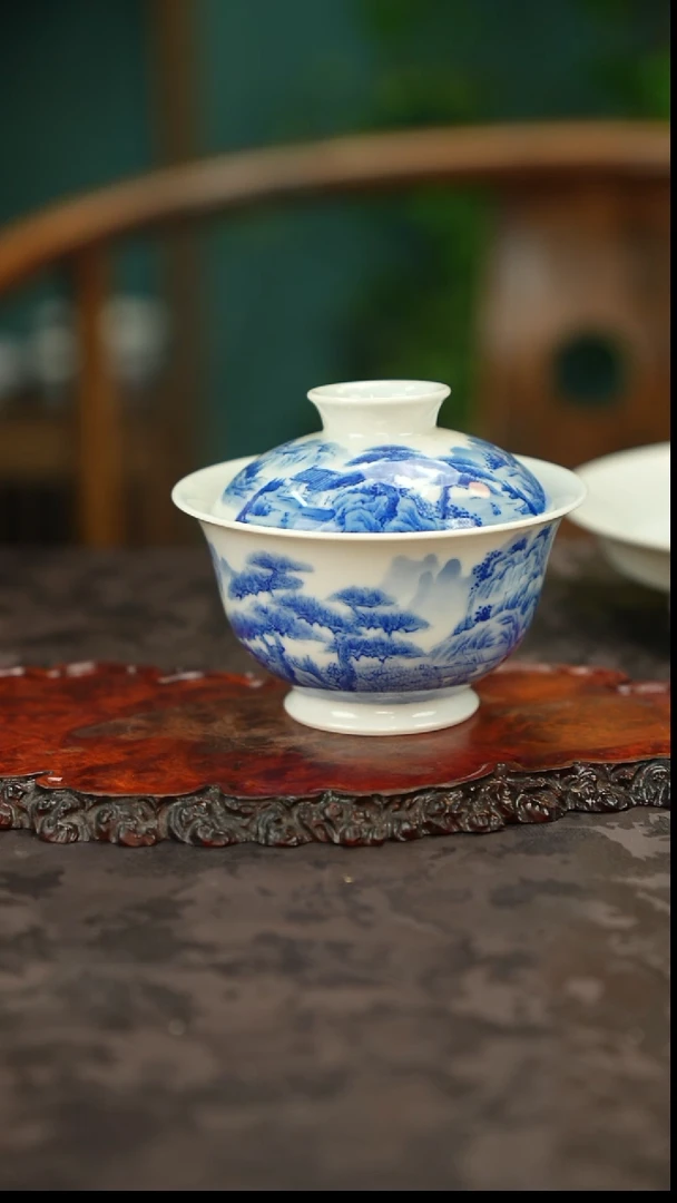 青花手绘山水盖碗