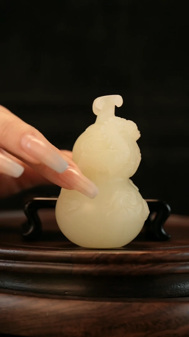 云南石竹叶青雕刻：龙缠福禄