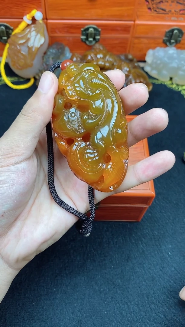 未镶嵌玛瑙/玉髓珠宝奇石山***80
