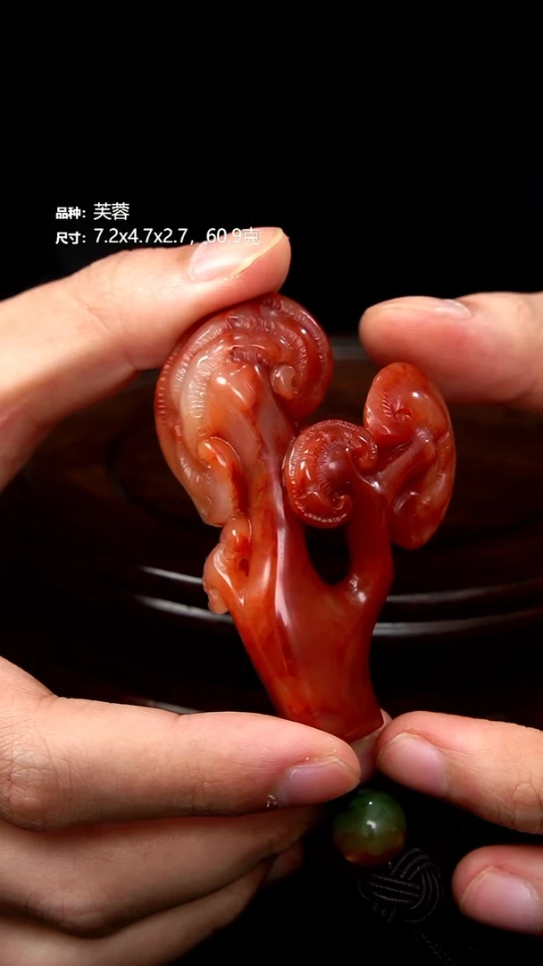 寿山石抱*斋芙蓉如意手把件60.9克7.2x4.7x2.7cm，2F4