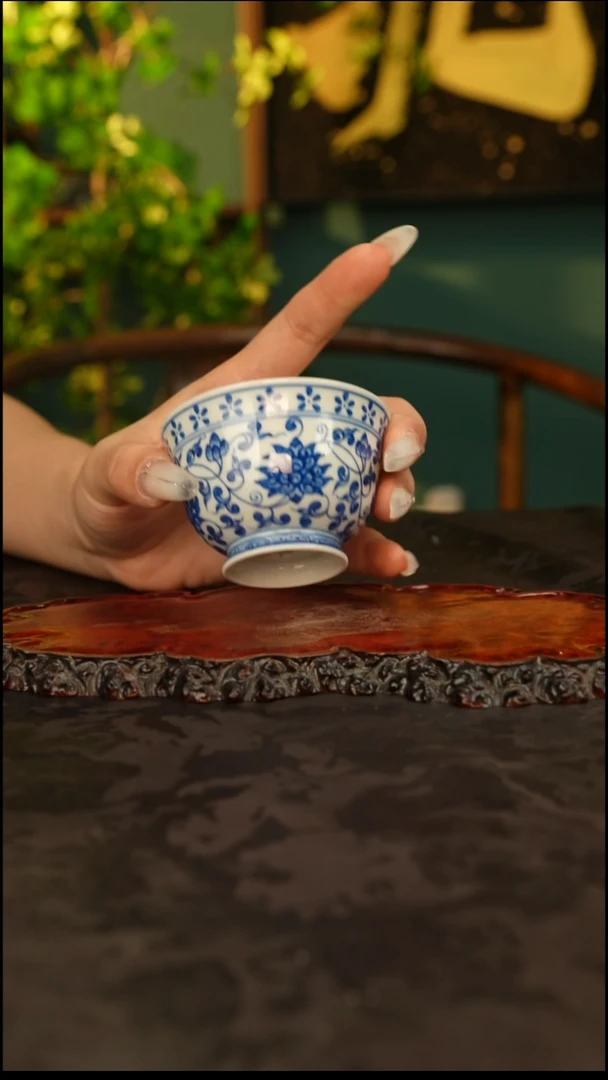 青花手绘缠枝莲主人杯