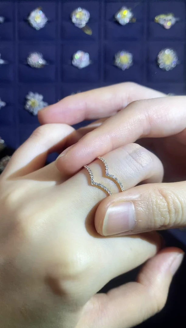 18K金镶嵌戒指钻石多样性发一