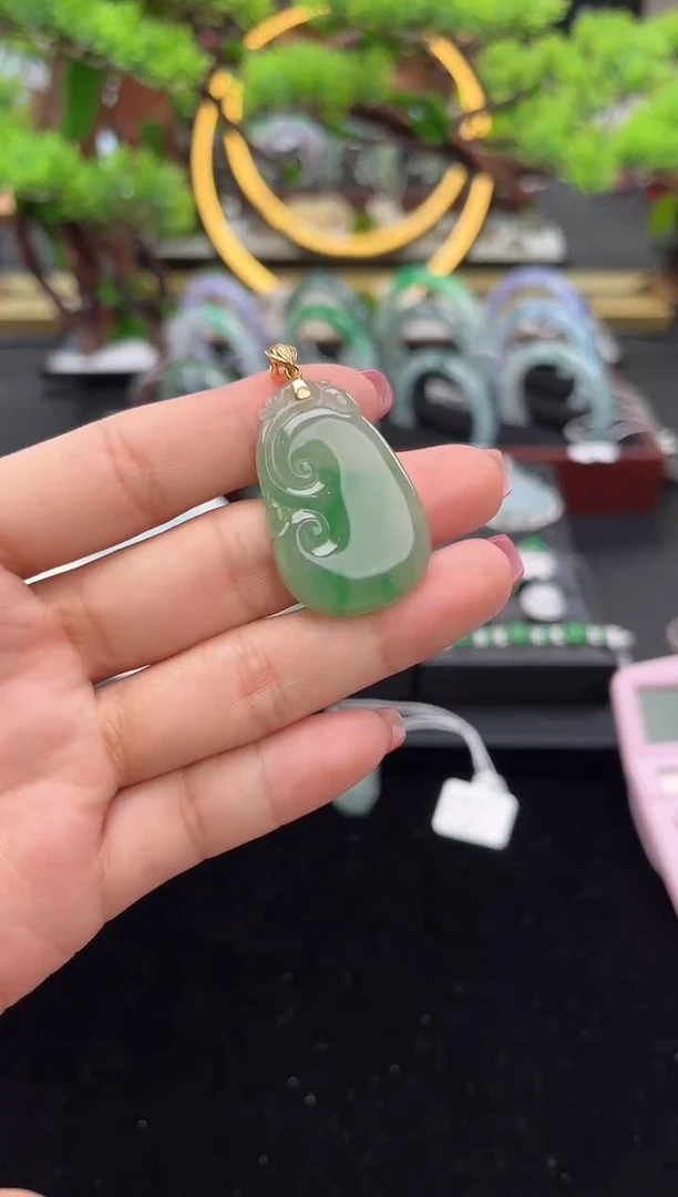 颈饰18K金镶嵌翡翠吊坠