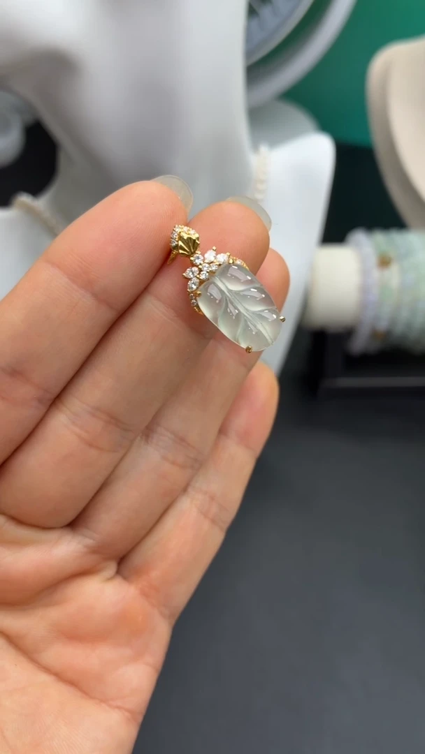 颈饰18K金镶嵌翡翠天然翡翠A货