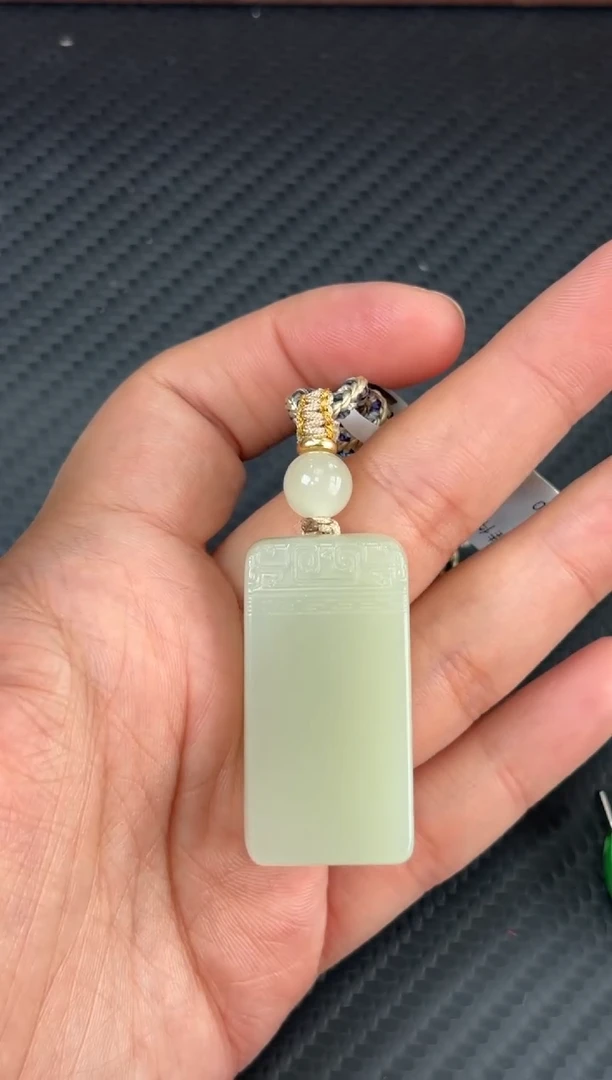 吊坠(赠链)未镶嵌和田玉且末微色差迪克兰一细吊坠