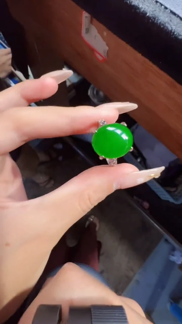 未镶嵌定制翡翠翡翠A货有轻微色差属于正常现象，戒指多样性发货1