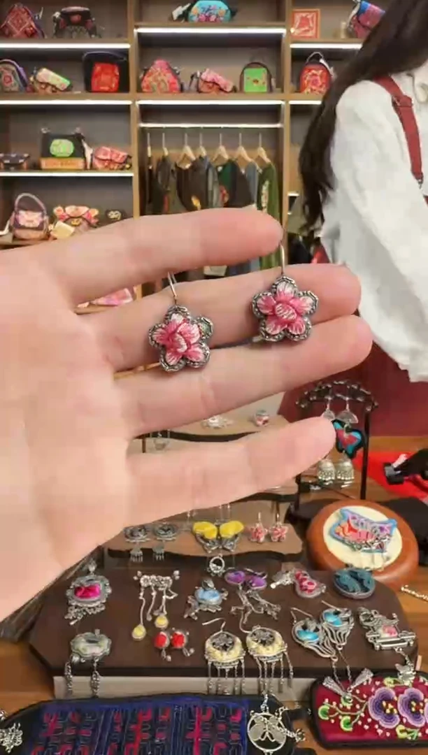【闪购商品】织绣13蒙阿苏苗绣传承