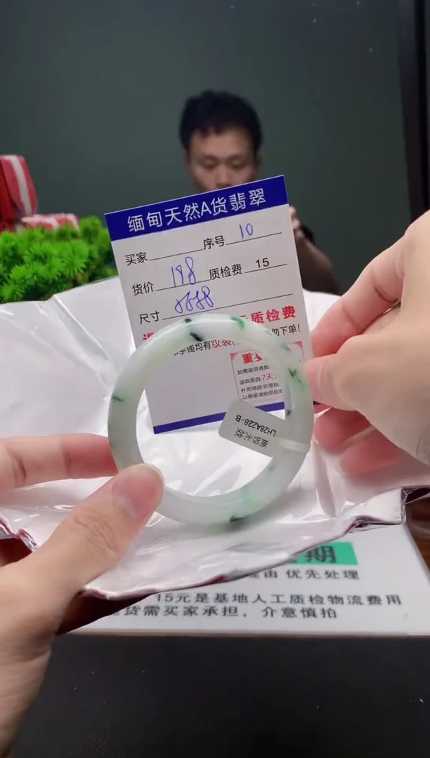 翡翠手镯未镶嵌10缅甸天然A货翡翠需包容瑕疵，介意慎拍