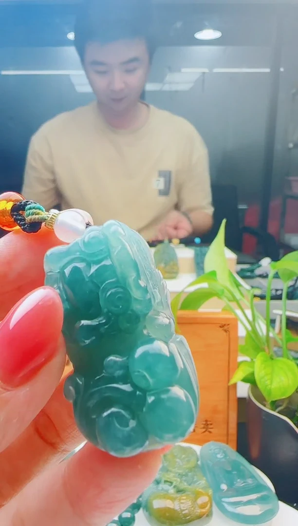 翡翠未镶嵌颈饰多样性发货其中一件