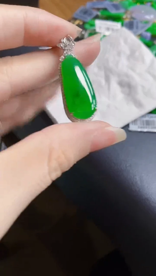 翡翠18K金镶嵌颈饰瓜