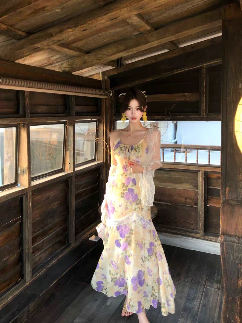 【在逃公主】碎花吊带连衣裙女夏2025新款浪漫度假风拼接开衫+长裙