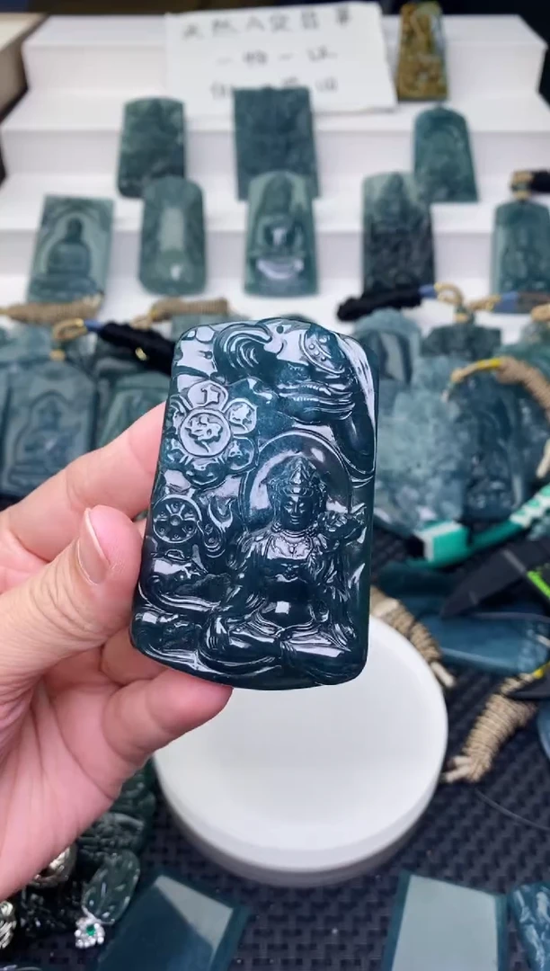 颈饰未镶嵌翡翠
