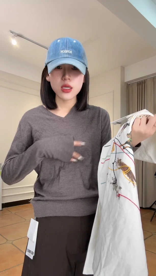 ?****主设计师品牌线条小狗卫衣
