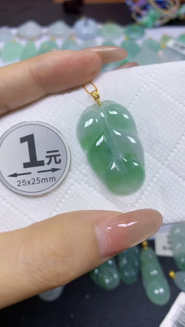 颈饰18K金镶嵌翡翠天然翡翠A货