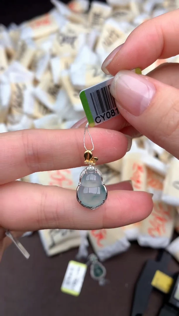 翡翠挂件18K金镶嵌一