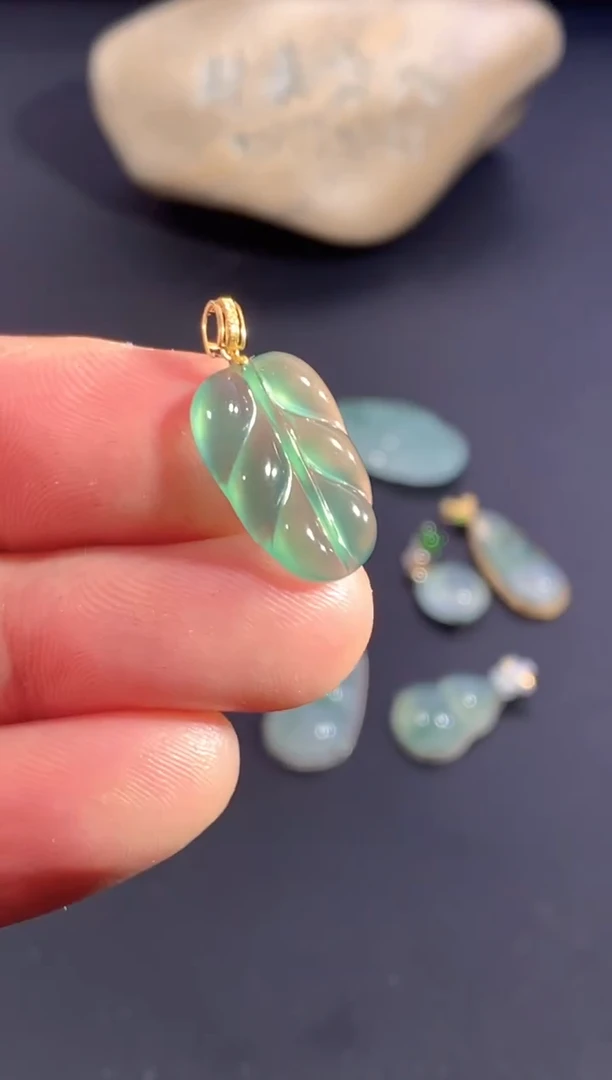 颈饰18K金镶嵌翡翠