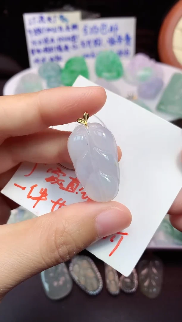 颈饰18K金镶嵌翡翠吊坠