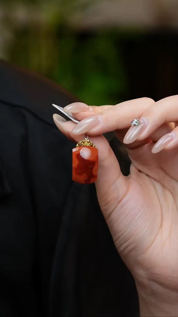 18K金镶嵌吊坠南红玛瑙D