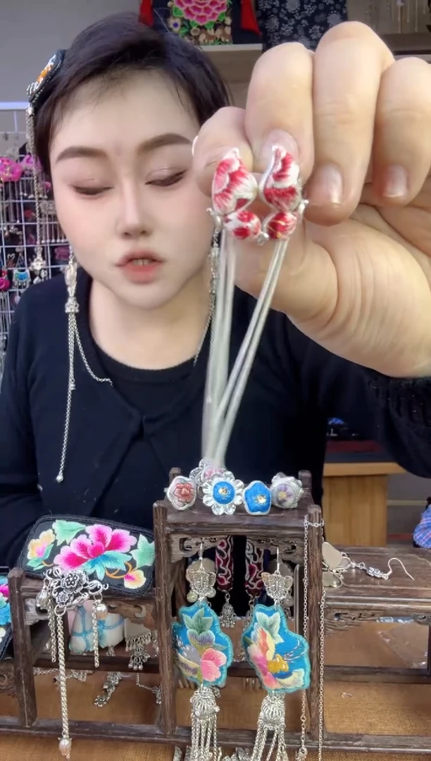 【闪购商品】刺绣纯手工苗绣非遗耳钉款
