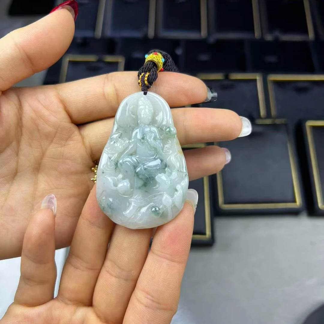 【16】自在观音白底透光透手飘绿花带黄皮特色翡翠牌,高54宽34.5厚7