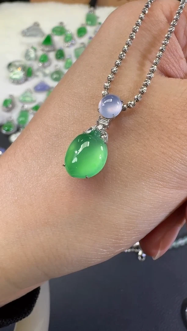 吊坠(不含链)18K金镶嵌翡翠蔓**天C201|36800