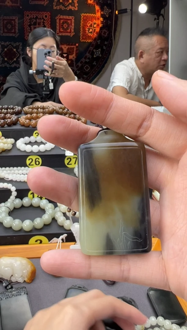 吊坠(不含链)未镶嵌和田玉55.9克 若羌料楼兰三色无事牌