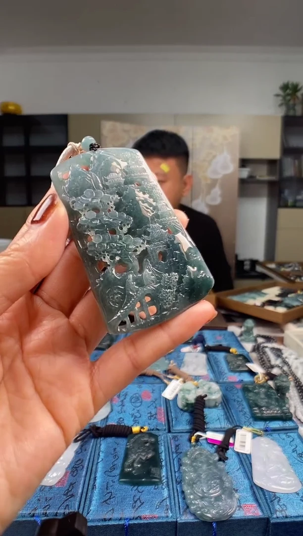 颈饰未镶嵌翡翠  多样性发其一