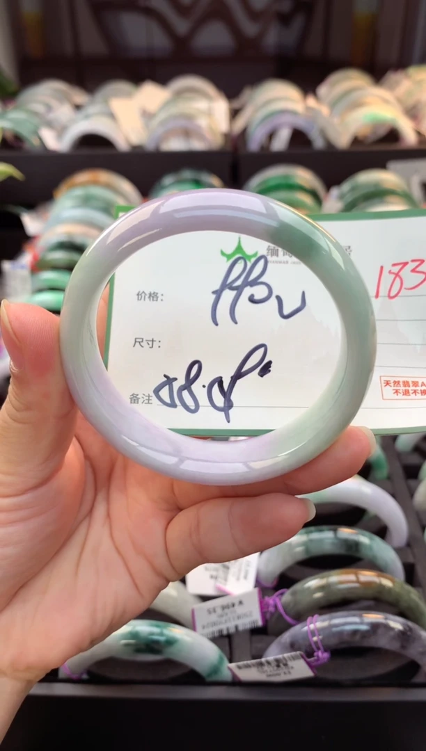 未镶嵌定制翡翠毛货需精细抛光+多人