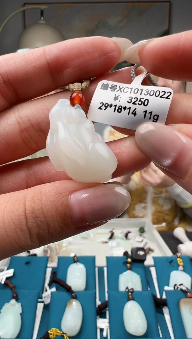 颈饰未镶嵌和田玉吊坠 XC