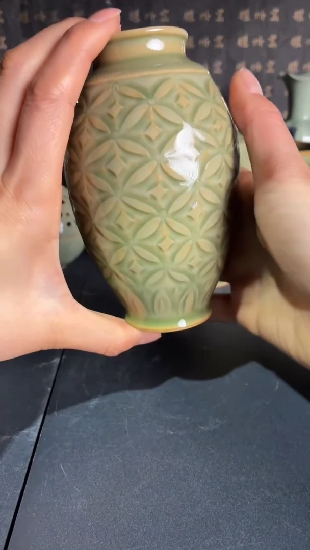 耀州窑仰山钱纹梅瓶