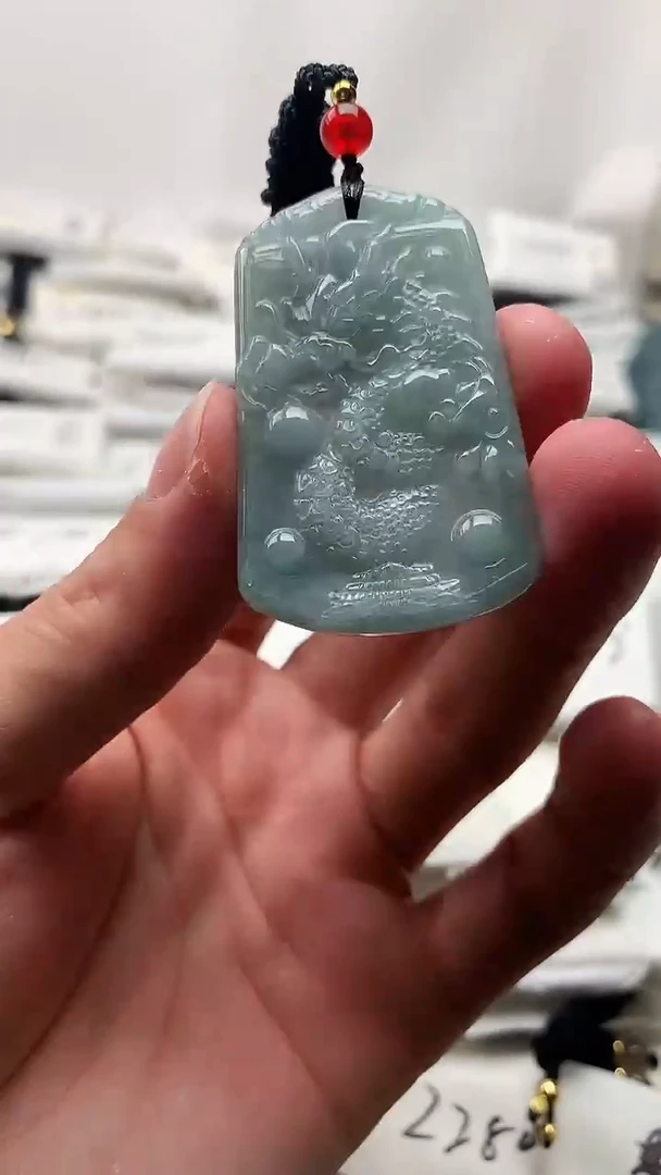 翡翠未镶嵌颈饰龙牌