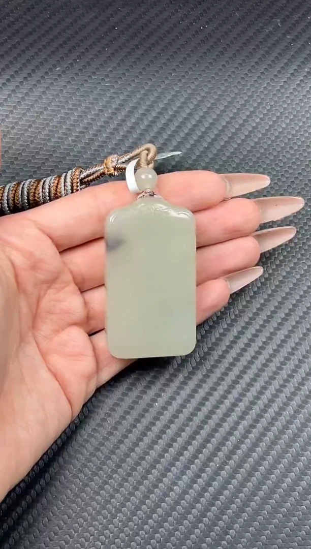 吊坠(赠链)未镶嵌和田玉且末近矿微色差吊坠Jm