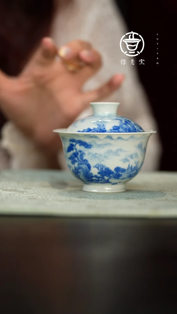 禄意窑青花山水云雾盖碗