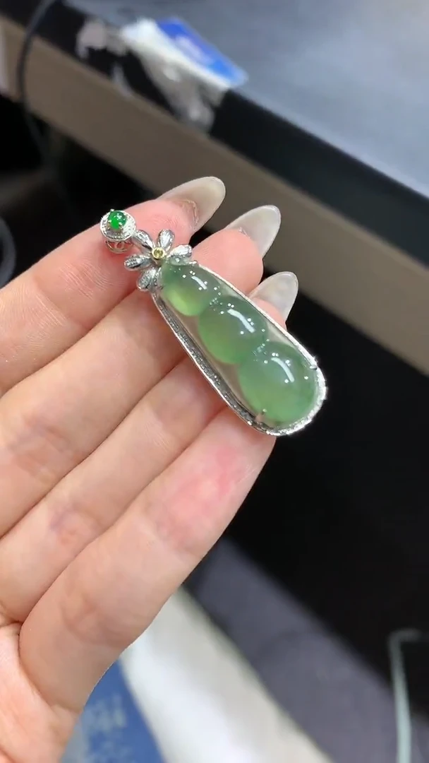 【闪购商品】翡翠吊坠(不含链)18K金镶嵌10团购